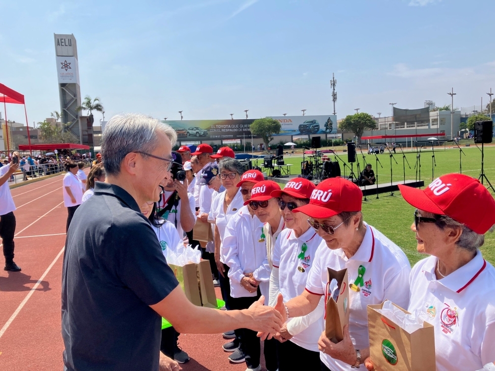 El Embajador YAMAMOTO entrega un recuerdo conmemorativo a los deportistas adultos mayores
