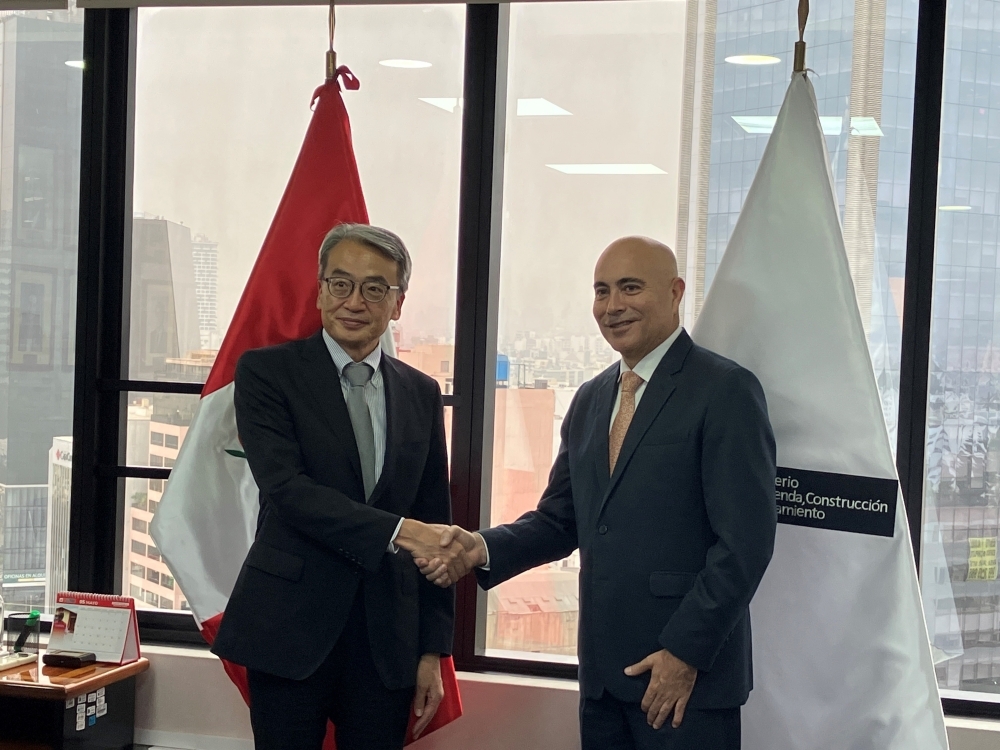 el Embajador YAMAMOTO estrechando la mano del Ministro Whittembury