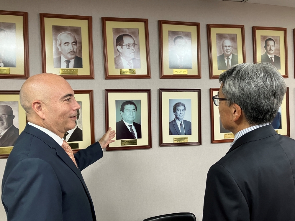 El ministro Whittembury explica sobre sucesivos ministros frente a sus fotos al Embajador YAMAMOTO