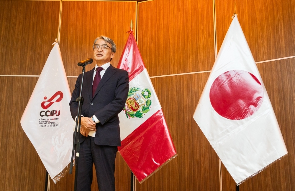 Embajador YAMAMOTO participando y dirigiendo sus palabras de saludos en la Recepción por la Presentación del Nuevo Consejo Directivo de la Cámara de Comercio e Industria Peruano Japonesa para el del año fiscal 2025