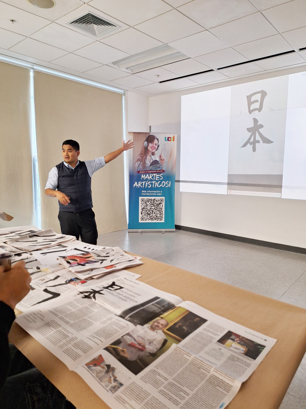 El funcionario de la embajada del Japón, Ricardo Kanashiro, está realizando una exposición sobre el origen de los caracteres japoneses