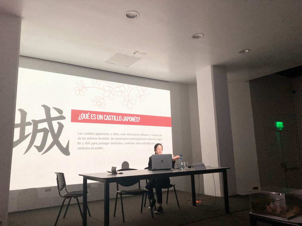 La funcionaria de la embajada del Japón, Lilian Cortez, está realizando una exposición sobre los castillos japoneses