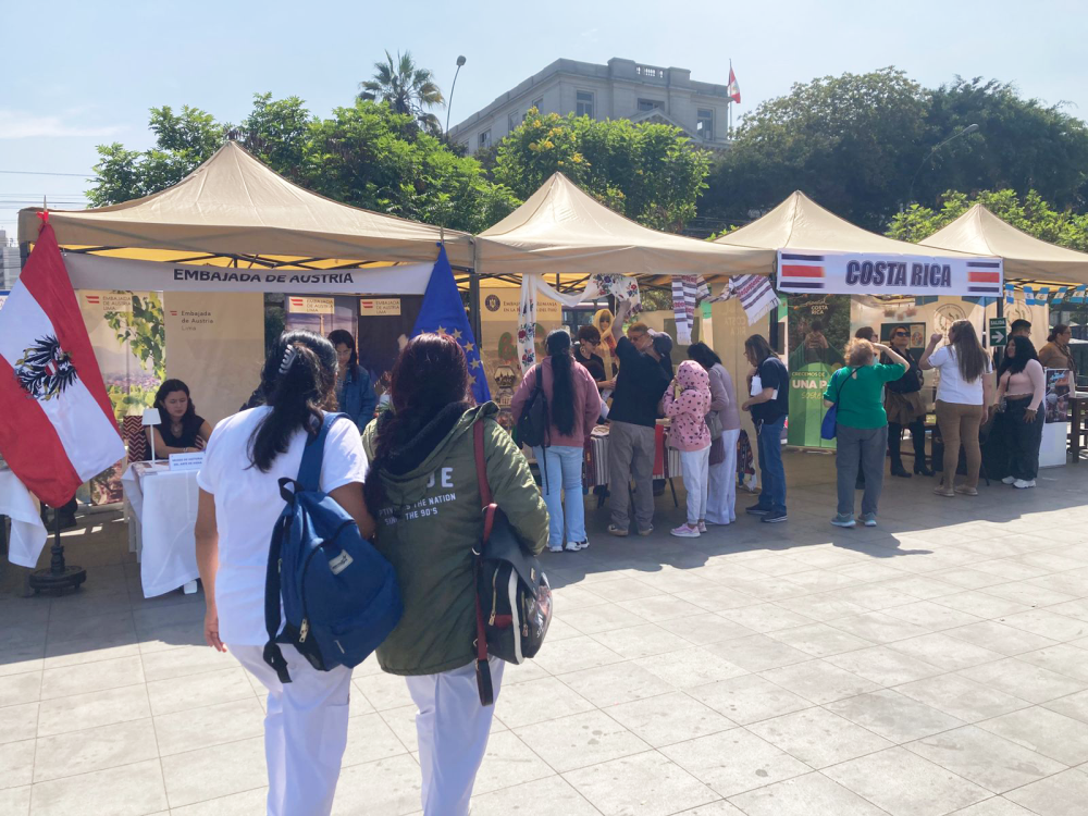 Los asistentes a la vigésima-tercera Feria Internacional de Museos de Lima visitando los stands