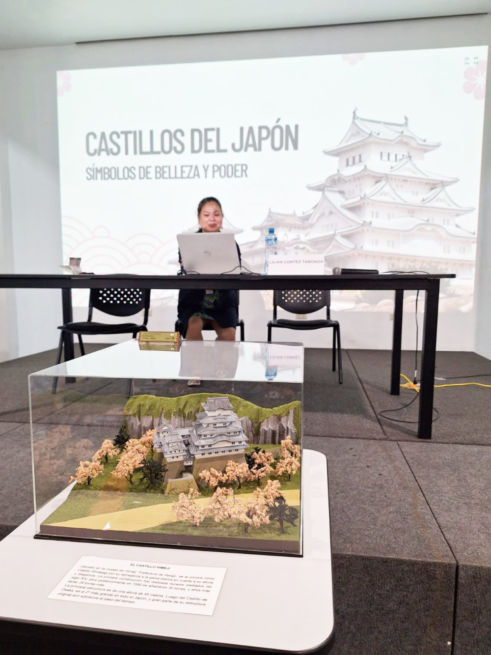 日本の城に関する講演会の事前準備を行っている