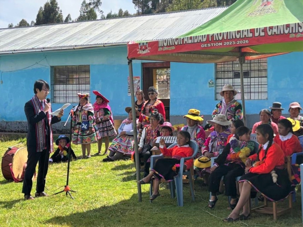 Segundo Secretario KOGANEZAWA dirigiendo sus palabras de saludo delante de los estudiantes, los profesores y los padres de los estudiantes