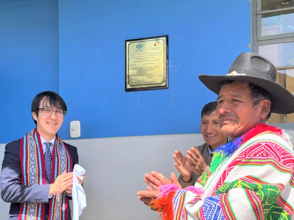 Develación de la placa conmemorativa por el Segundo Secretario KOGANEZAWA y los representantes de las comunidades Lari y Puchuri