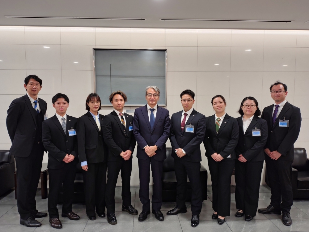 Los voluntarios japoneses para la cooperación en ultramar de JICA con el Embajador YAMAMOTO
