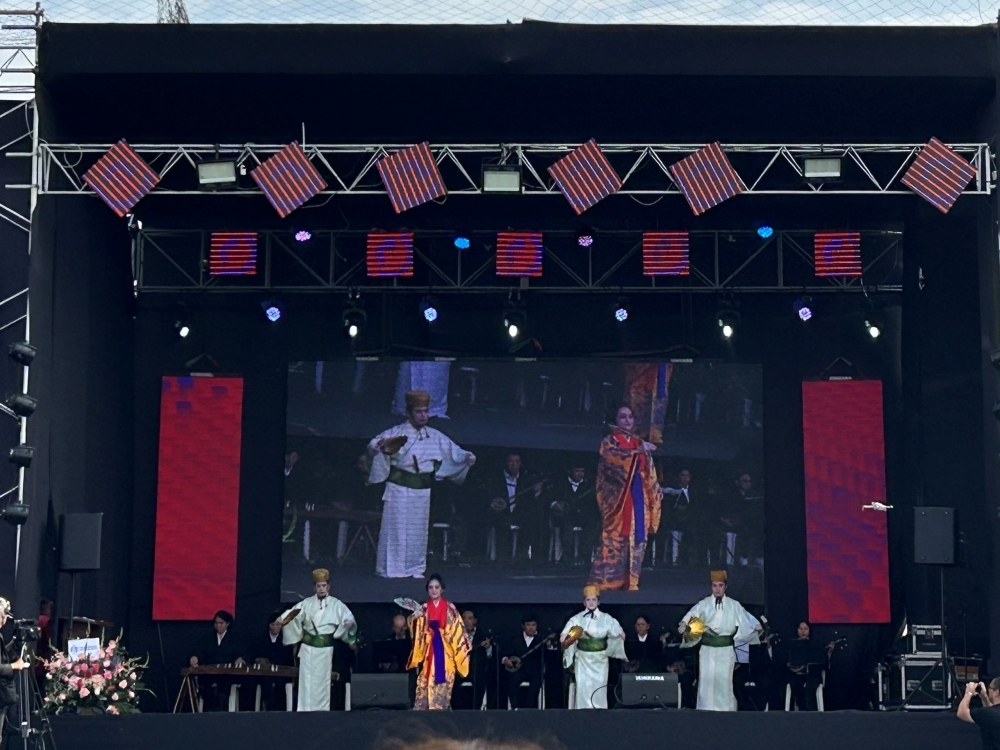 Interpretación musical de Sanshin de Okinawa