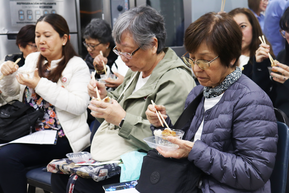 Los asistentes a la clase de cocina japonesa están degustando los platos preparados en la clase.