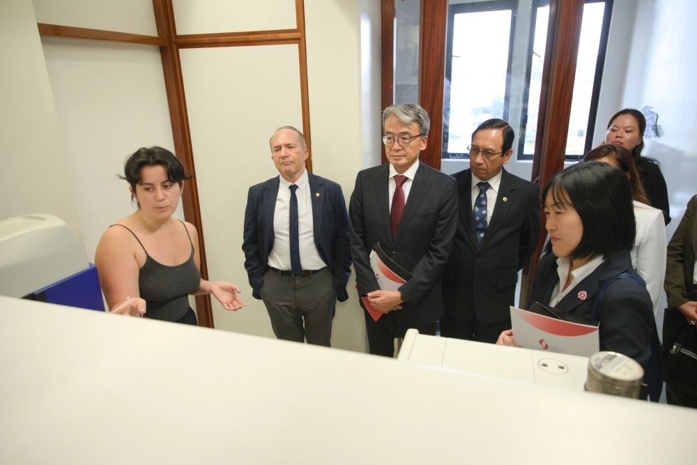カジェタノ・エレディア大学関係者が山元大使を案内し、発生神経生物学および神経変性疾患研究室で、ゼブラフィッシュを用いた研究を視察している