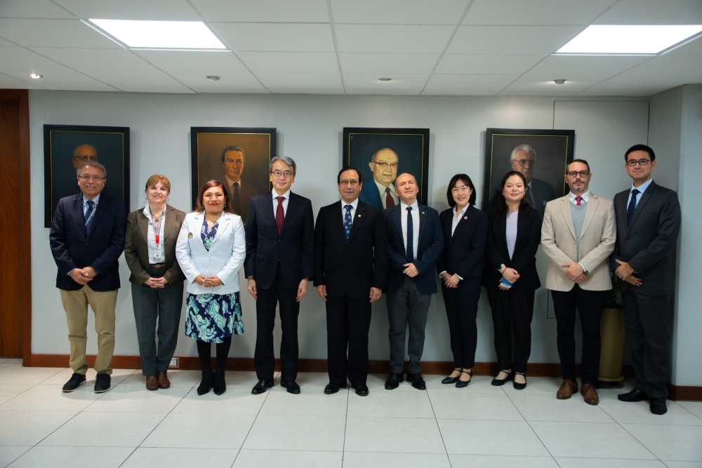 Foto conmemorativa del Embajador Yamamoto junto con otras autoridades de la Universidad Peruana Cayetano Heredia