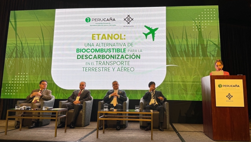 El escenario (desde la izquierda, Sr. YAMAKURA, Encargado de Negocios a.i. del Japón, Sr. CARTY, Presidente de Perucaña, Sr. CASTRO, Ministro del Ambiente y Sr. YAMADA, Presidente de Mitsui & Co. Perú)