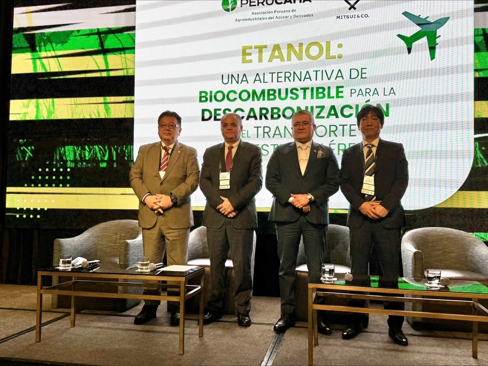 Foto grupal (desde la izquierda, Sr. YAMAKURA, Encargado de Negocios a.i. del Japón, Sr. CARTY, Presidente de Perucaña, Sr. CASTRO, Ministro del Ambiente y Sr. YAMADA, Presidente de Mitsui & Co. Perú)