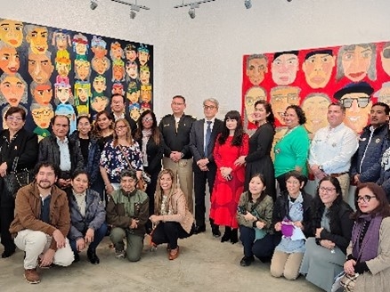 Los asistentes a la ceremonia se toman una foto frente a las pinturas de Sra. YAMAMOTO Shoko