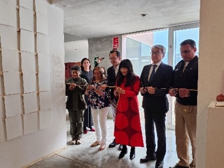 Embajador realizando el corte de cinta junto con los asistentes en la exposición individual