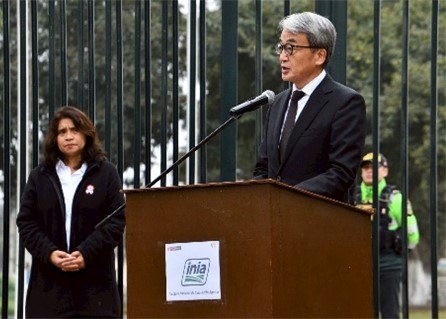 El Embajador brindando sus palabras de condolencias en la Estación Experimental Agraria Donoso del Instituto Nacional de Innovación Agraria
