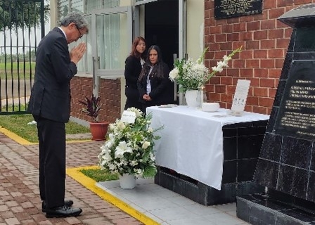 El Embajador ofreciendo incienso y flores al monumento a los tres expertos en la Estación Experimental Agraria Donoso del Instituto Nacional de Innovación Agraria