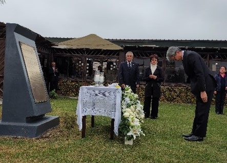 El Embajador ofreciendo incienso y flores al monumento a los tres expertos en la Institución Educativa Inka Gakuen
