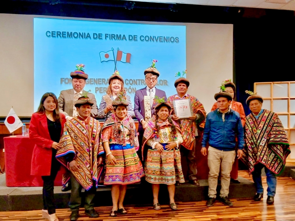 Foto conmemorativa del Embajador YAMAMOTO junto con la señora Embajadora Noela Pantoja, Directora Ejecutiva de la Agencia Peruana de Cooperación Internacional y los alcaldes distritales de los distritos donde se ejecutarán los proyectos