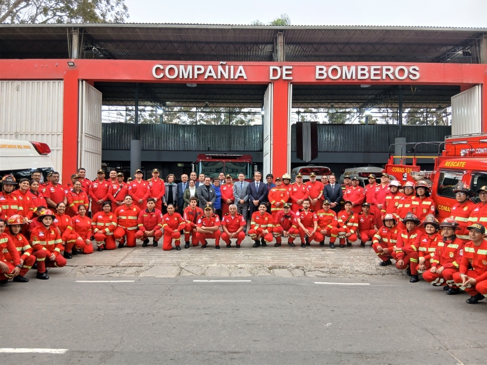 Foto conmemorativa del Embajador YAMAMOTO junto con el señor Luis Fernando Reategui, Viceministro de Seguridad Pública del Ministerio del Interior, el señor Juan Carlos Morales, Comandante General del CGBVP, el señor José Antonio Palacios, Secretario General de la ONG F&H Hope y los asistentes