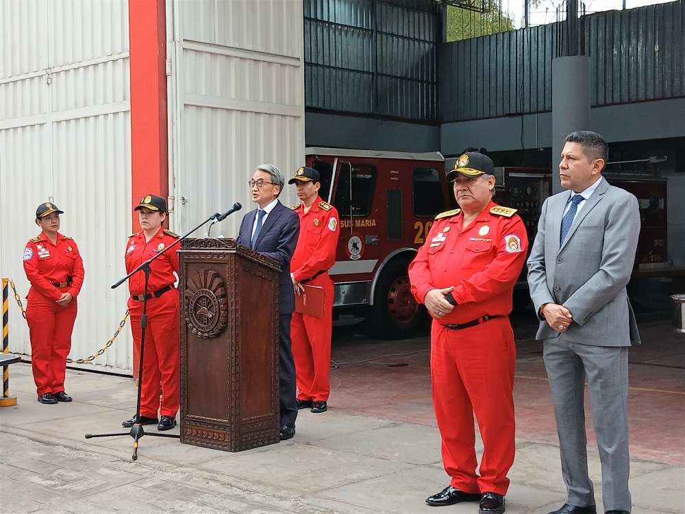 Embajador YAMAMOTO dirigiendo sus palabras de saludo al frente de los asistentes