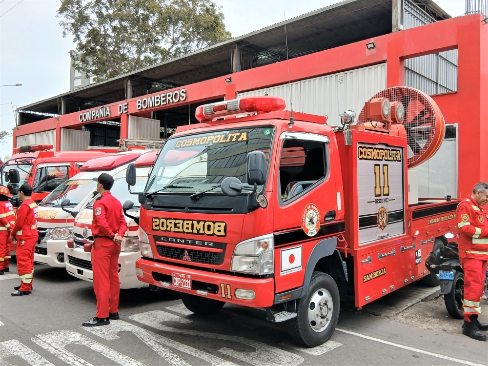 Un vehículo soplador y dos ambulancias donadas se ubican frente a la Compañía de Bomberos Jesús María N°202