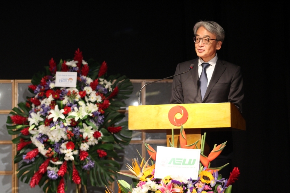 El embajador YAMAMOTO ofreció un discurso en la celebración del 75º aniversario del periódico Perú Shimpo.