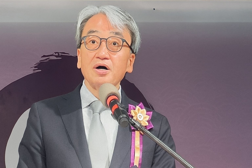 山元大使が式典で挨拶を行う