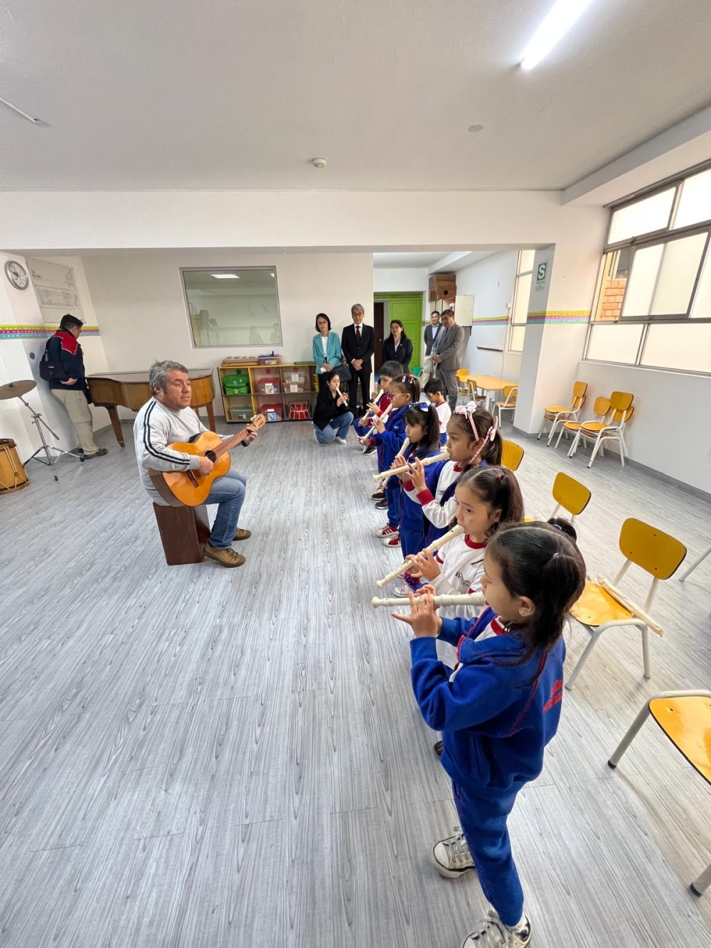El Embajador y su esposa apreciando la clase de música