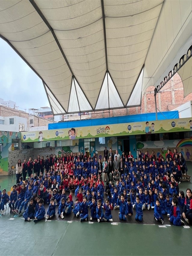 El Embajador, su esposa, alumnos y docentes de Santa Beatriz Jishuryo en foto grupal