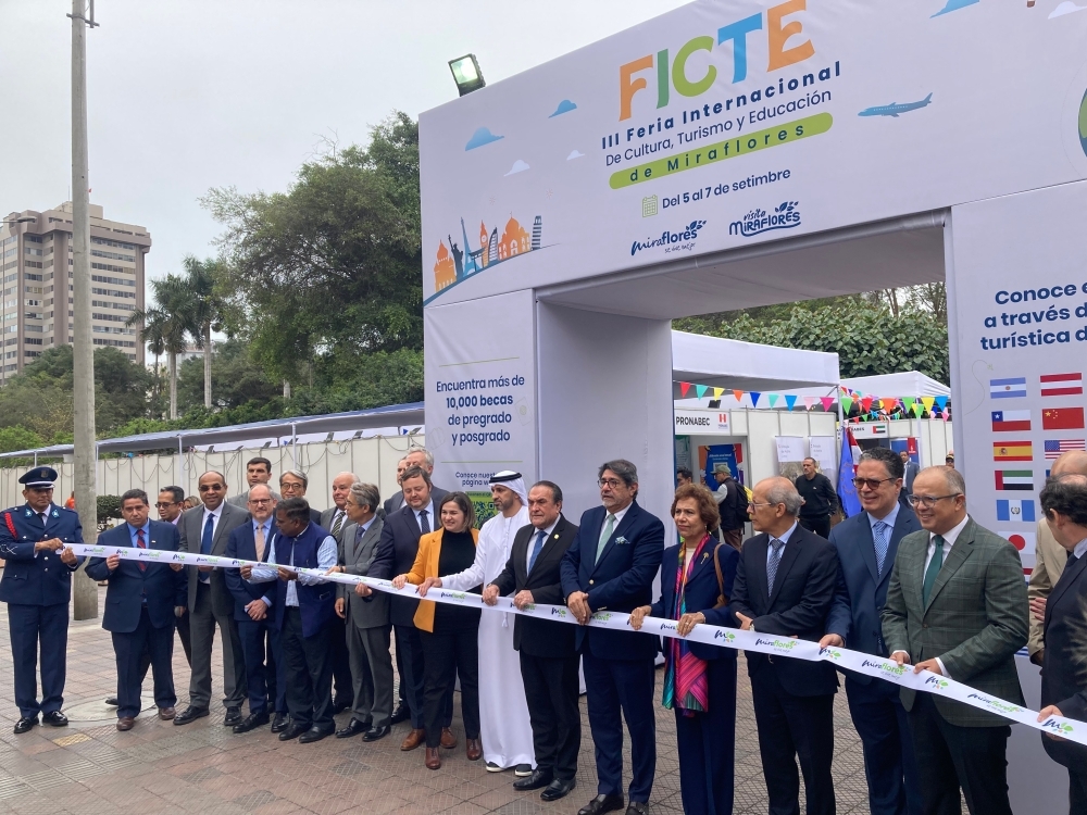 El embajador Yamamoto junto a los embajadores de otros países en la inauguración de la feria FICTE