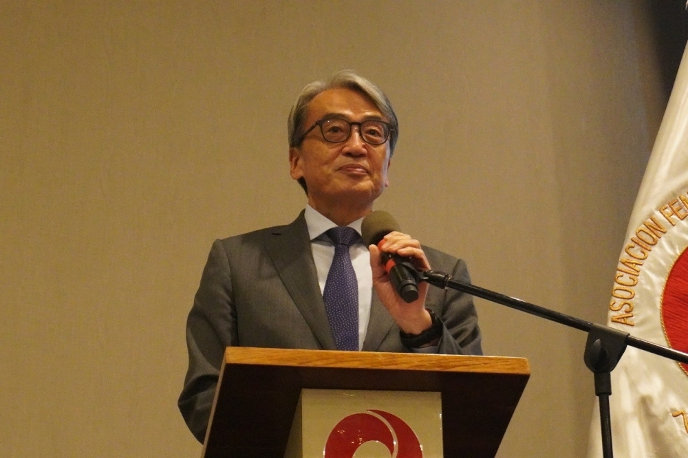 El Embajador YAMAMOTO en su discurso brinda palabras de felicitaciones por los 70 años de aniversario de Fujinkai 