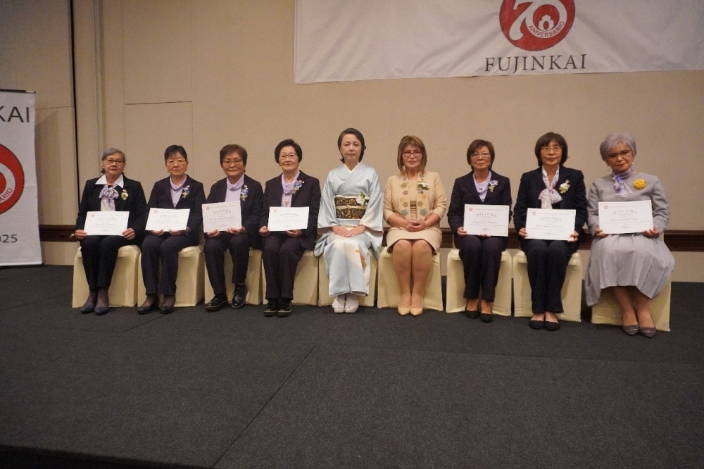 Foto de las Expresidentas de Fujinkai que recibieron el reconocimiento con la esposa del Embajador