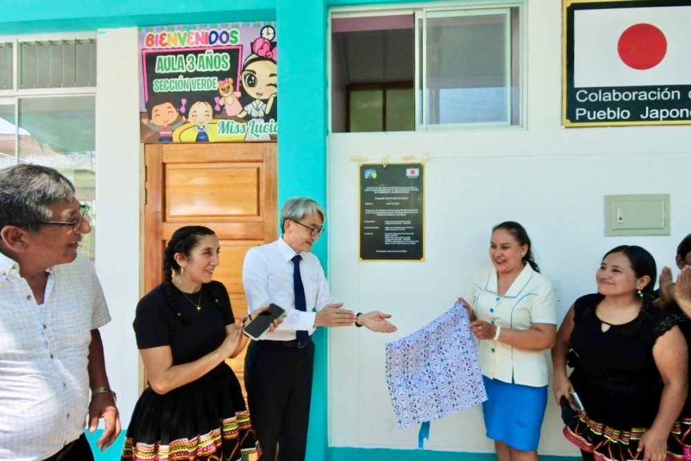 Develación de la placa conmemorativa por el Embajador YAMAMOTO y la señora Carhuarupay, Directora de la Institución Educativa N°264 Virgen de Fátima.