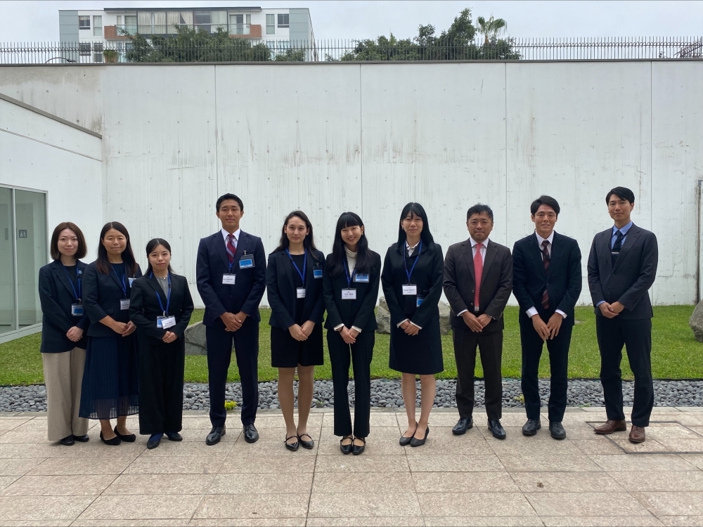 Funcionarios de Shibuya se tomaron una foto junto con diplomáticos de la Embajada del Japón en el Perú.