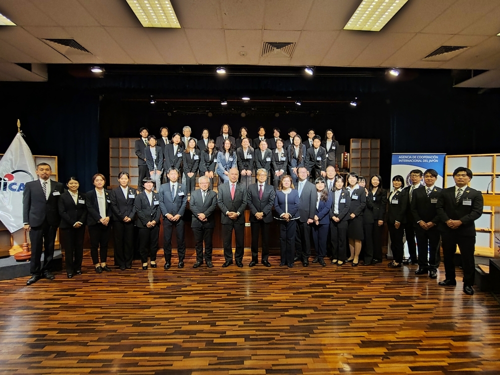 Foto grupal del Embajador YAMAMOTO con los asistentes a la ceremonia