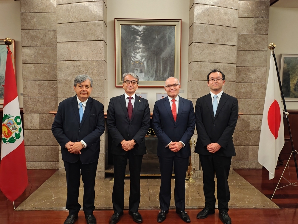 Foto protocolar del Embajador YAMAMOTO con el Embajador Carlos Vásquez, Director General de Protocolo y Ceremonial del Estado del Ministerio de Relaciones Exteriores; el Embajador César Jordán, Director de Cooperación Internacional del Ministerio de Relaciones Exteriores y el Sr. HOSOKAWA Yukinari, Representante Residente de la Oficina de JICA en el Perú