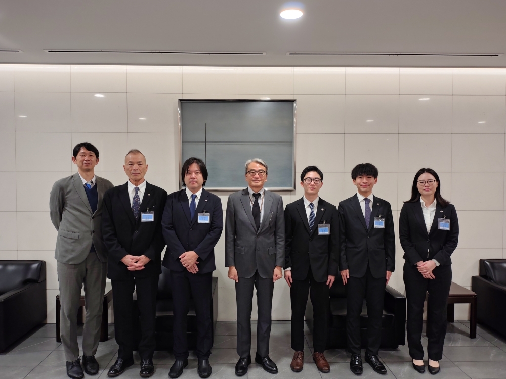 Los voluntarios japoneses para la cooperación en ultramar de JICA con el Embajador YAMAMOTO 