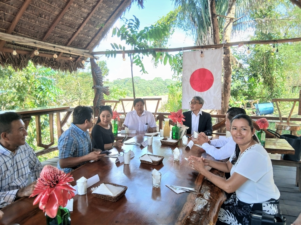 Embajador YAMAMOTO conversando con los directores de la APJ Madre de Dios.