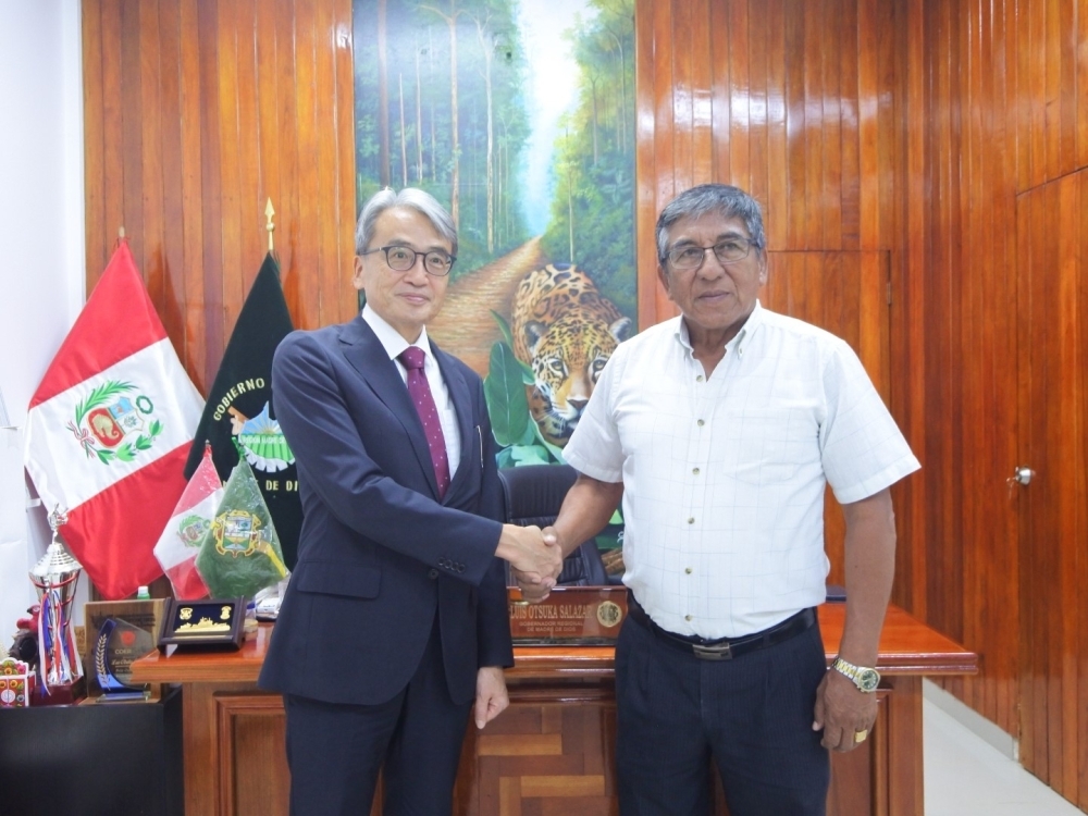 Foto conmemorativa entre el Embajador YAMAMOTO y el Gobernador Regional OTSUKA