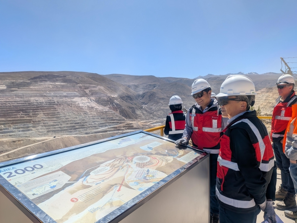 Embajador YAMAMOTO apreciando la vista panorámica de la inmensa mina