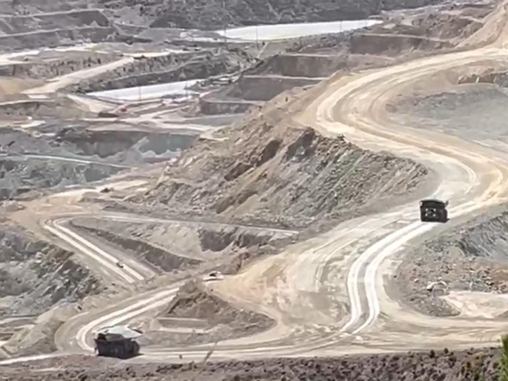 2 camiones autónomos operando en la inmensa mina