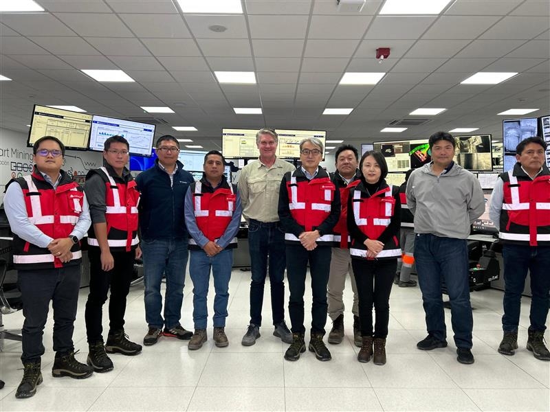 Foto grupal del Embajador YAMAMOTO con los participantes, en el Centro Integrado de Operaciones que gestiona el proceso operativo de manera centralizada