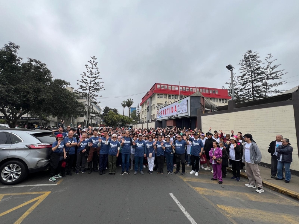 La foto grupal de los participantes en frente del teatro antes de partir