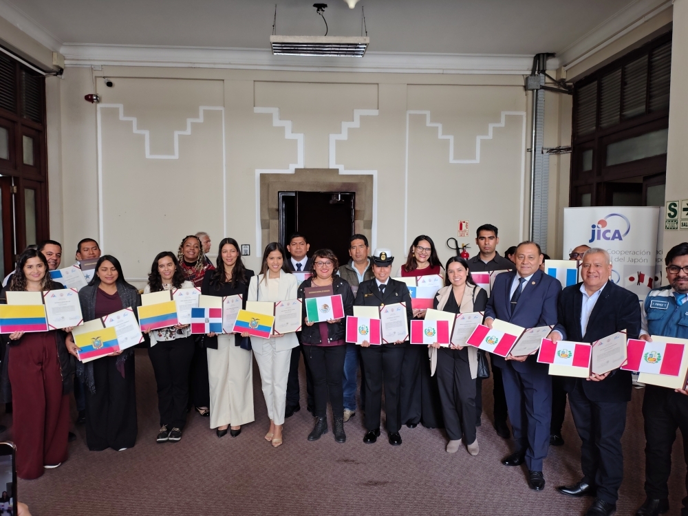 Los participantes del curso con sus diplomas
