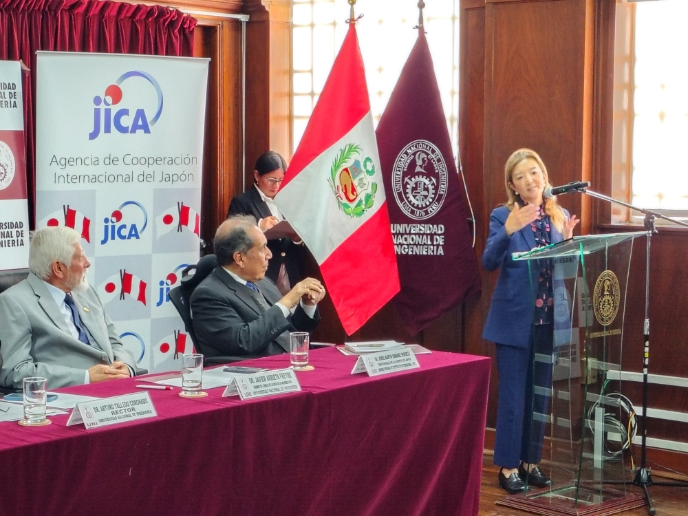 Consejera FURUKAWA brindando sus palabras en la ceremonia de clausura