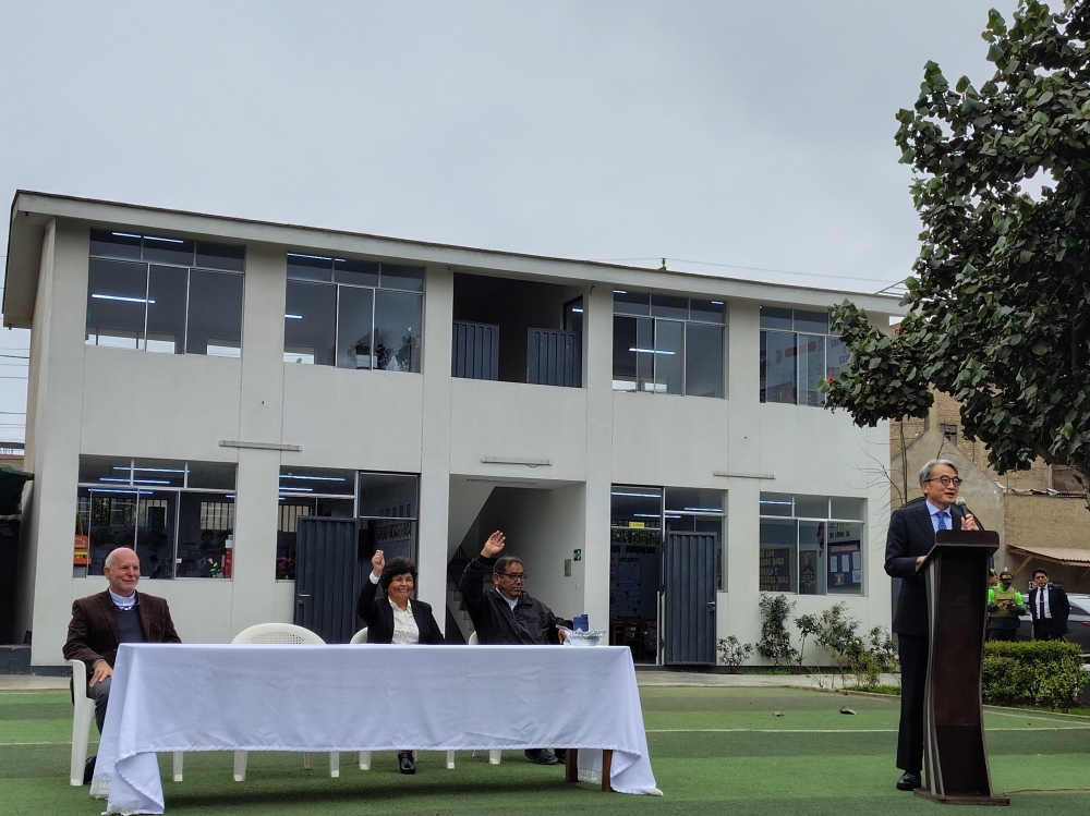 El Embajador YAMAMOTO dirigiendo sus palabras de saludo frente a las aulas entregadas
