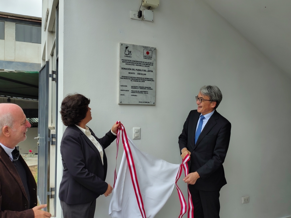 Develación de la placa conmemorativa por el Padre Sánchez-Pardo, Presidente de COPRODELI y el Embajador YAMAMOTO