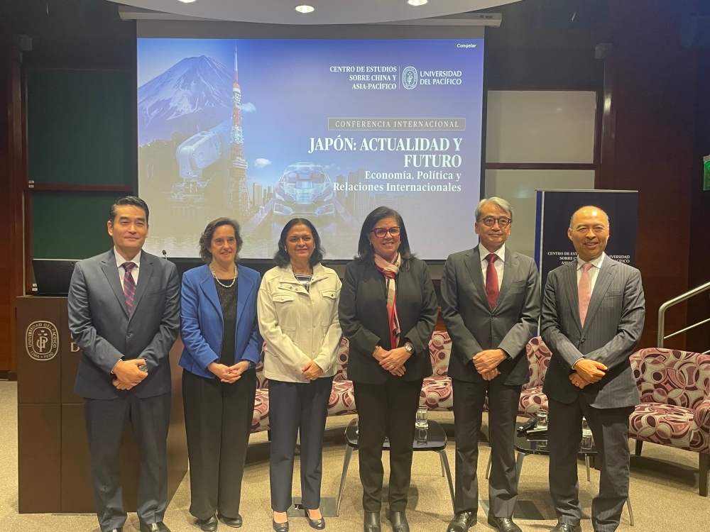 El Embajador YAMAMOTO se toma una foto protocolar en el escenario junto con los representantes de la Universidad del Pacífico