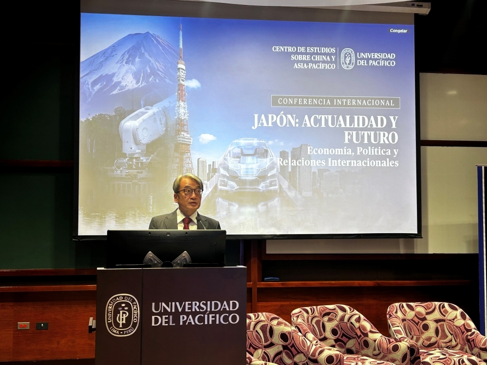 パシフィコ大学の演壇で山元大使が開会の辞を述べている